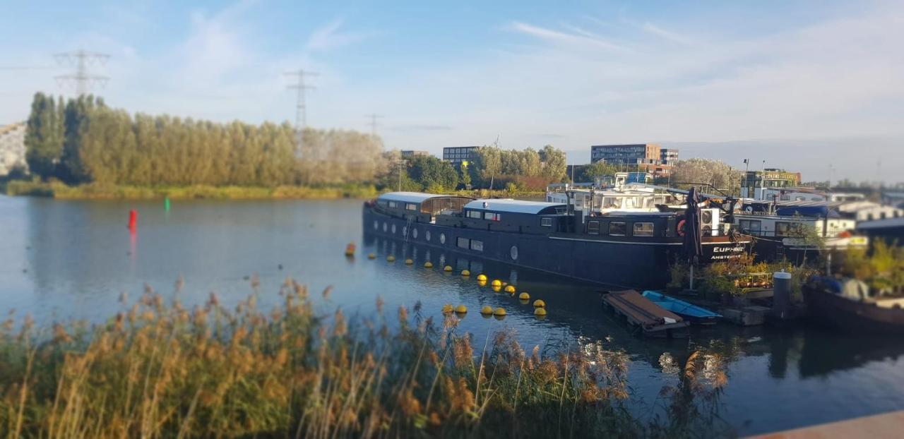לינה וארוחת בוקר Diemerbrug Wheelhouse Euphrate Houseboat מראה חיצוני תמונה