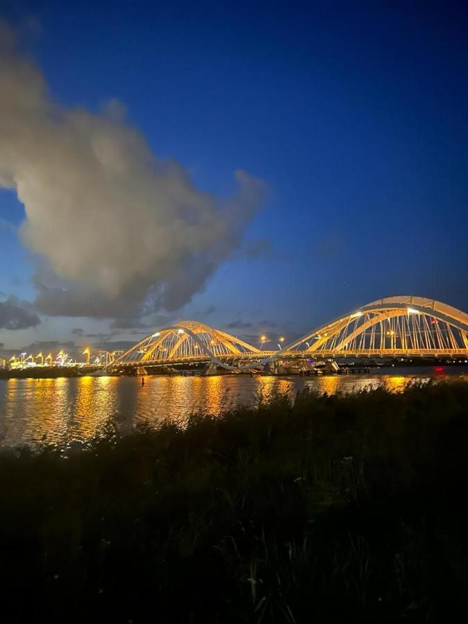 לינה וארוחת בוקר Diemerbrug Wheelhouse Euphrate Houseboat מראה חיצוני תמונה