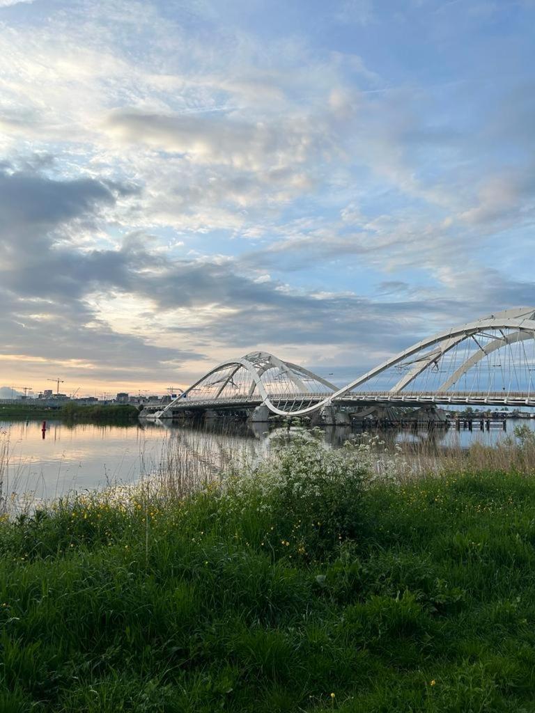 לינה וארוחת בוקר Diemerbrug Wheelhouse Euphrate Houseboat מראה חיצוני תמונה